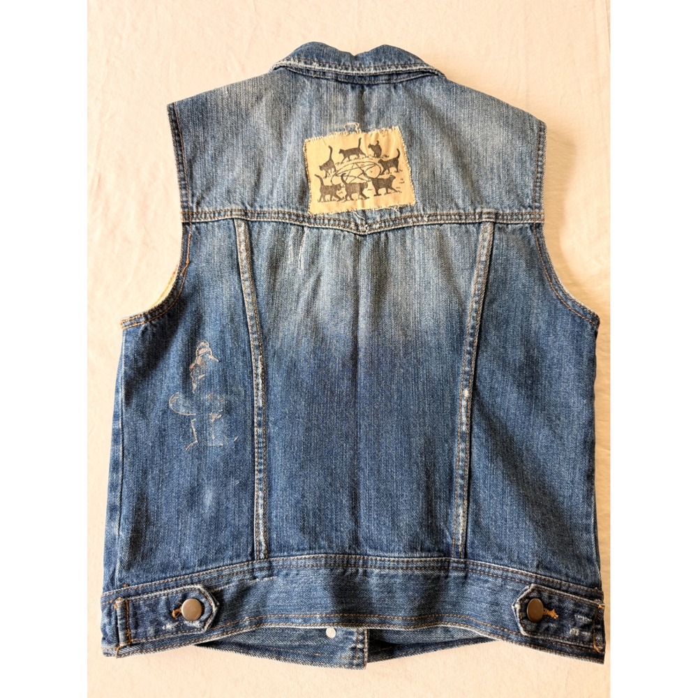Forever 21 Denim Vest Small Blue Cat Patch Floral Lined Distressed Jean Jacket‎ - Picture 2 of 4